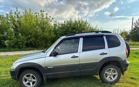 Chevrolet Niva I рестайлинг, 2011 год, 545 000 рублей, 2 фотография