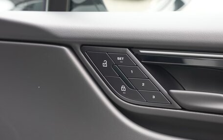 Porsche Macan, 2025 год, 12 800 000 рублей, 17 фотография