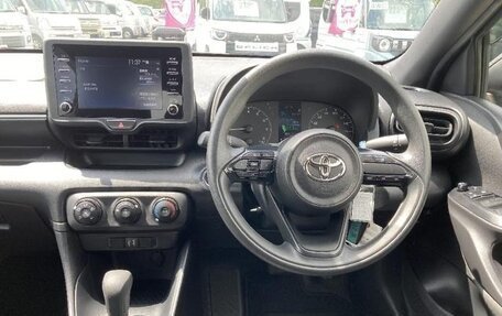 Toyota Yaris, 2022 год, 850 000 рублей, 10 фотография