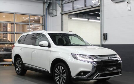 Mitsubishi Outlander III рестайлинг 3, 2019 год, 1 550 000 рублей, 3 фотография
