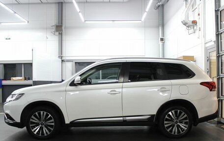 Mitsubishi Outlander III рестайлинг 3, 2019 год, 1 550 000 рублей, 8 фотография