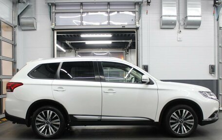 Mitsubishi Outlander III рестайлинг 3, 2019 год, 1 550 000 рублей, 4 фотография