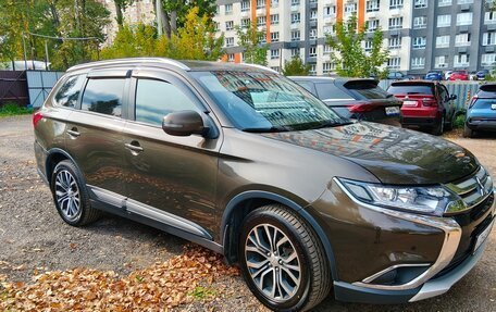 Mitsubishi Outlander III рестайлинг 3, 2018 год, 1 870 000 рублей, 4 фотография