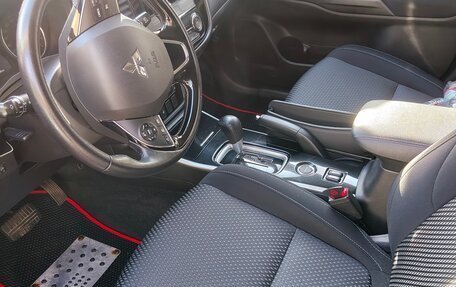 Mitsubishi Outlander III рестайлинг 3, 2018 год, 1 870 000 рублей, 15 фотография