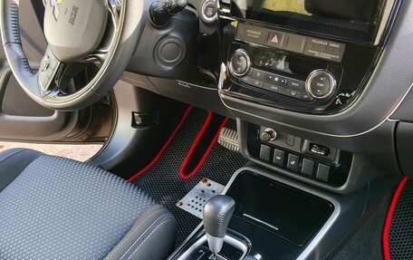 Mitsubishi Outlander III рестайлинг 3, 2018 год, 1 870 000 рублей, 13 фотография