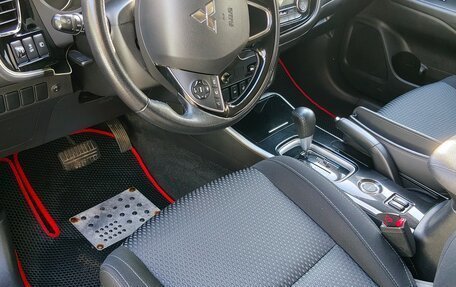 Mitsubishi Outlander III рестайлинг 3, 2018 год, 1 870 000 рублей, 14 фотография