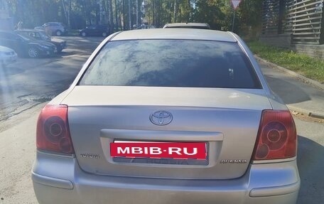 Toyota Avensis III рестайлинг, 2004 год, 600 000 рублей, 1 фотография