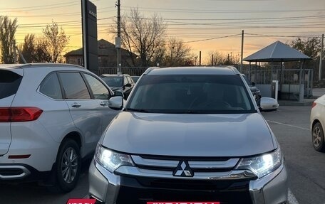 Mitsubishi Outlander III рестайлинг 3, 2017 год, 2 130 000 рублей, 2 фотография