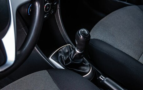 Hyundai Solaris II рестайлинг, 2011 год, 700 000 рублей, 19 фотография