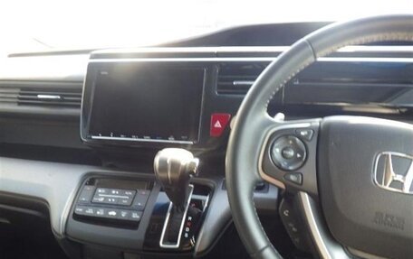 Honda Stepwgn IV, 2019 год, 1 900 000 рублей, 15 фотография