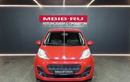 Peugeot 107 I рестайлинг, 2013 год, 549 000 рублей, 2 фотография