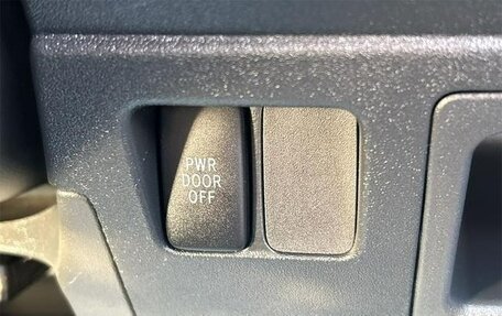 Toyota Sienta I, 2012 год, 748 000 рублей, 12 фотография