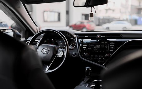 Toyota Camry, 2018 год, 2 790 000 рублей, 10 фотография