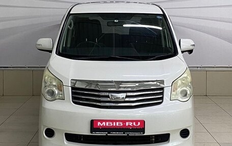 Toyota Noah III, 2011 год, 1 699 000 рублей, 2 фотография