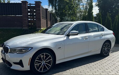 BMW 3 серия, 2021 год, 3 000 000 рублей, 2 фотография