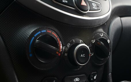 Hyundai Solaris II рестайлинг, 2015 год, 950 000 рублей, 16 фотография