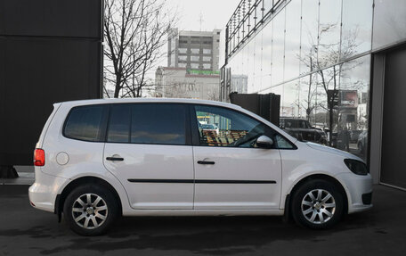 Volkswagen Touran III, 2011 год, 877 000 рублей, 4 фотография