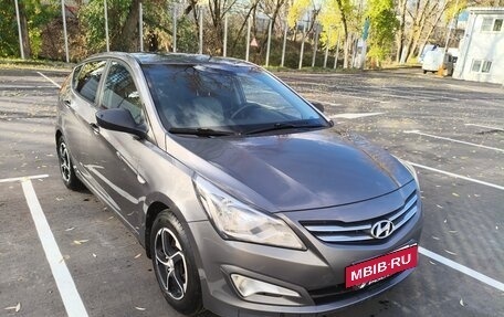 Hyundai Solaris II рестайлинг, 2015 год, 900 000 рублей, 2 фотография