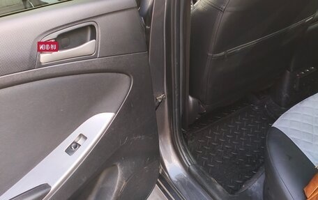 Hyundai Solaris II рестайлинг, 2015 год, 900 000 рублей, 19 фотография