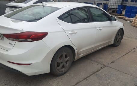 Hyundai Elantra VI рестайлинг, 2016 год, 1 000 000 рублей, 3 фотография