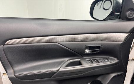 Mitsubishi Outlander III рестайлинг 3, 2014 год, 1 620 000 рублей, 10 фотография