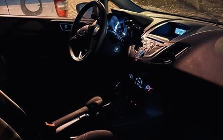 Ford Fiesta, 2016 год, 900 000 рублей, 4 фотография