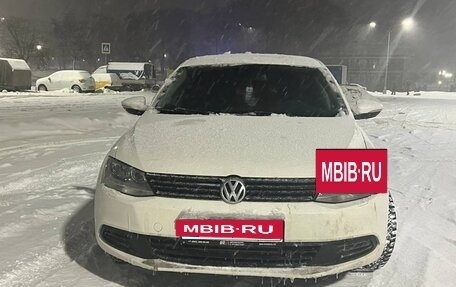 Volkswagen Jetta VI, 2013 год, 900 000 рублей, 2 фотография