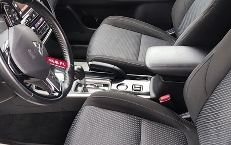 Mitsubishi Outlander III рестайлинг 3, 2018 год, 1 750 000 рублей, 11 фотография