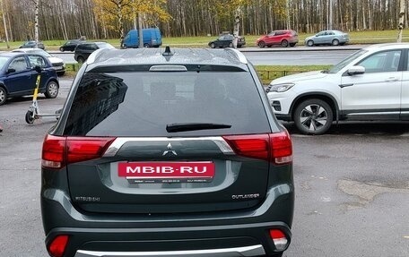 Mitsubishi Outlander III рестайлинг 3, 2018 год, 1 750 000 рублей, 15 фотография