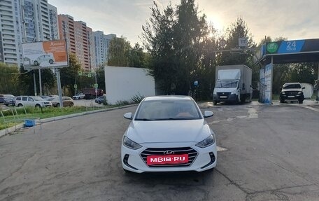 Hyundai Elantra VI рестайлинг, 2017 год, 900 000 рублей, 3 фотография