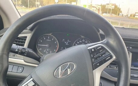 Hyundai Elantra VI рестайлинг, 2017 год, 900 000 рублей, 7 фотография