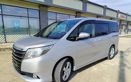 Toyota Noah III, 2015 год, 1 950 000 рублей, 3 фотография