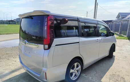 Toyota Noah III, 2015 год, 1 950 000 рублей, 7 фотография