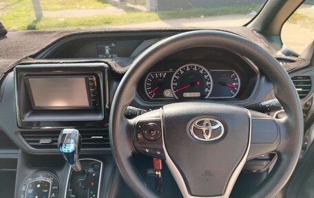 Toyota Noah III, 2015 год, 1 950 000 рублей, 14 фотография