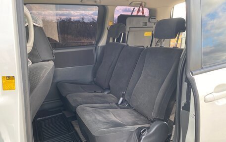 Toyota Voxy II, 2007 год, 1 267 000 рублей, 12 фотография