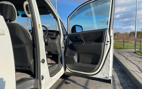 Toyota Voxy II, 2007 год, 1 267 000 рублей, 17 фотография