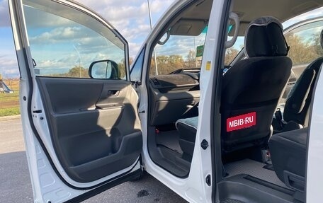 Toyota Voxy II, 2007 год, 1 267 000 рублей, 16 фотография