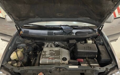 Lexus RX IV рестайлинг, 2000 год, 680 000 рублей, 20 фотография