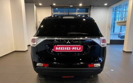 Mitsubishi Outlander III рестайлинг 3, 2013 год, 1 385 000 рублей, 4 фотография