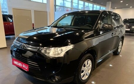 Mitsubishi Outlander III рестайлинг 3, 2013 год, 1 385 000 рублей, 7 фотография