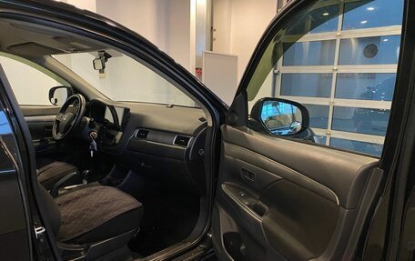 Mitsubishi Outlander III рестайлинг 3, 2013 год, 1 385 000 рублей, 26 фотография