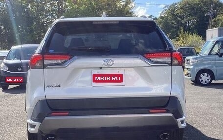 Toyota RAV4, 2021 год, 2 750 000 рублей, 3 фотография