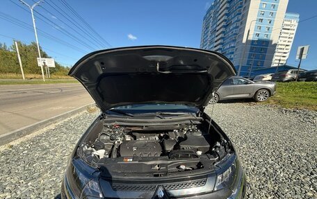 Mitsubishi Outlander III рестайлинг 3, 2021 год, 3 300 000 рублей, 2 фотография