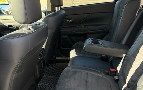 Mitsubishi Outlander III рестайлинг 3, 2021 год, 3 300 000 рублей, 12 фотография