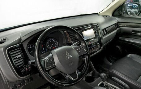 Mitsubishi Outlander III рестайлинг 3, 2016 год, 1 750 000 рублей, 13 фотография