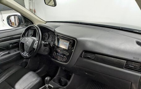 Mitsubishi Outlander III рестайлинг 3, 2016 год, 1 750 000 рублей, 20 фотография