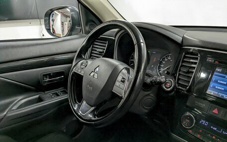 Mitsubishi Outlander III рестайлинг 3, 2016 год, 1 750 000 рублей, 22 фотография