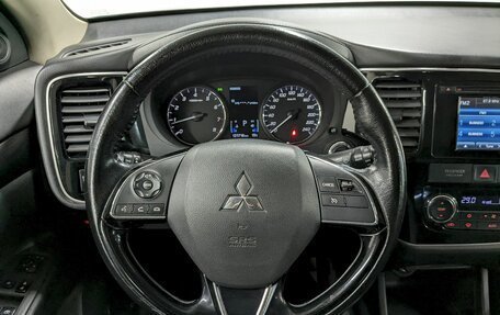 Mitsubishi Outlander III рестайлинг 3, 2016 год, 1 750 000 рублей, 25 фотография