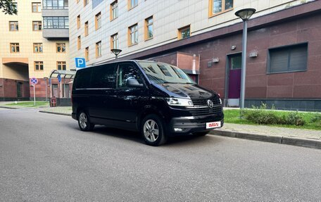 Volkswagen Multivan T6 рестайлинг, 2021 год, 6 530 000 рублей, 2 фотография