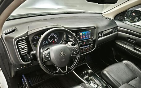 Mitsubishi Outlander III рестайлинг 3, 2017 год, 2 690 000 рублей, 7 фотография
